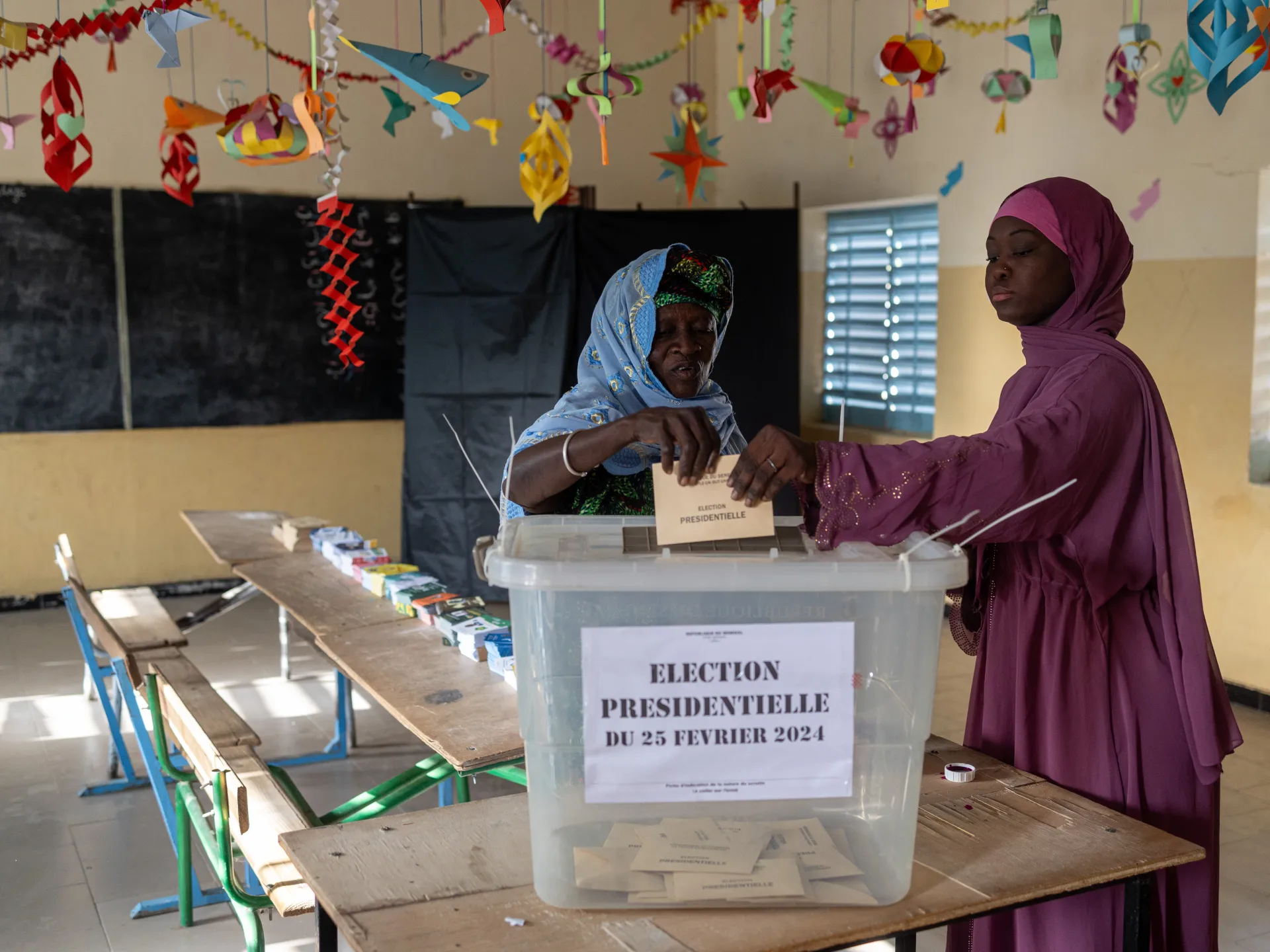 Vote count don start for Senegal presidential election, and opposition candidate Faye dey lead for early count.