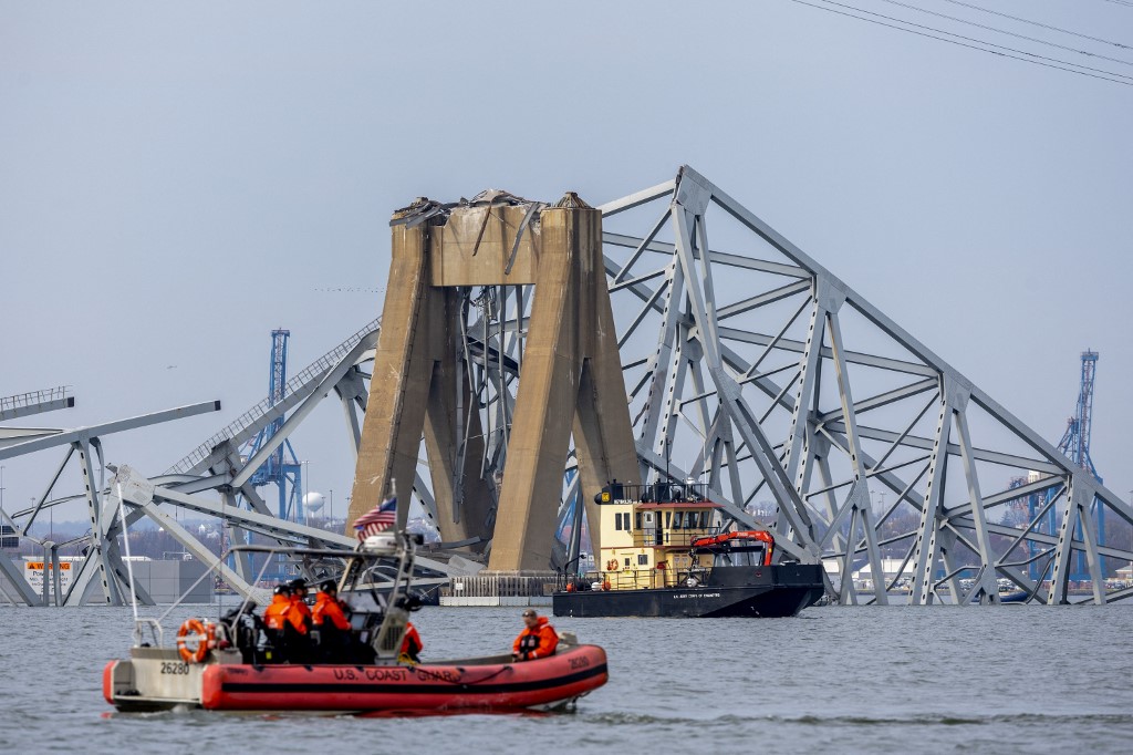 Six people wey dem dey suspect say don die after ship collide with Baltimore bridge.