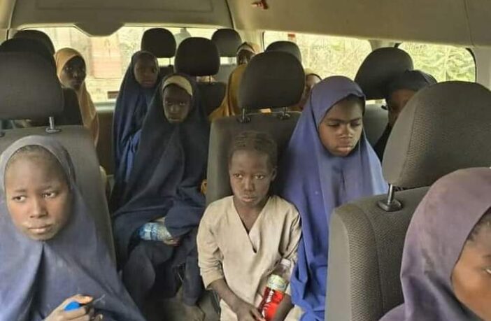 .DHQ don confirm say dem don rescue 137 Kuriga school pikins for Zamfara.