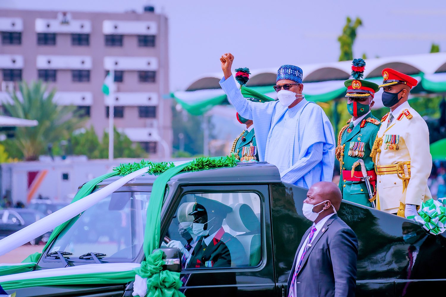 The Federal Government don disclose plans to hold one military parade to mark dis year's Democracy Day, wey dey happen tomorrow, Wednesday, for Eagle Square inside Abuja.