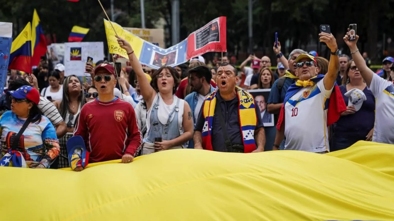 Venezuela opposition don dey call for global protest over the election result.