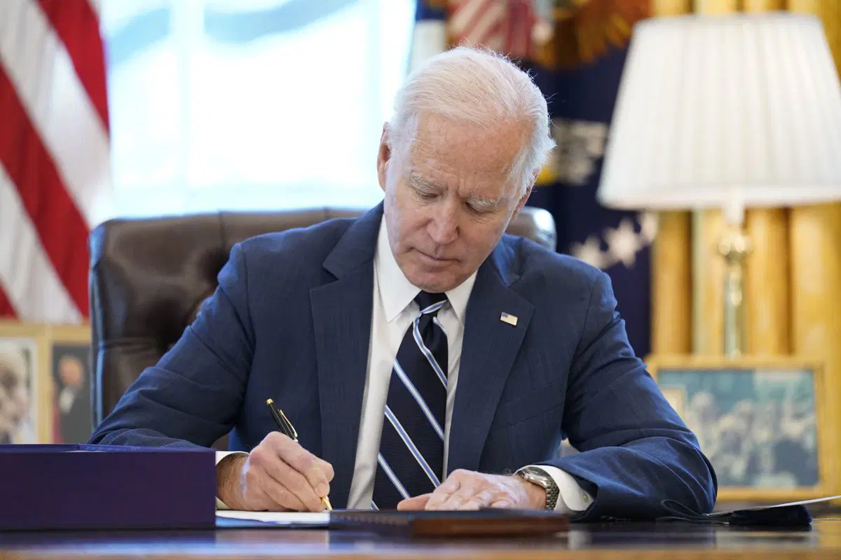 US President Biden don award Presidential Medal of Freedom to Messi and Clinton.