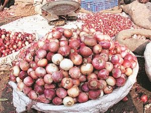 Onion farmers dey talk say di price rise and di shortage na because of flood and climate change.